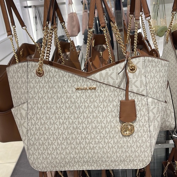 Michael Kors Jet Set Travel Large Chained Tote Shoulder Bag MK Vanilla 
NWT - Picture 4 of 16